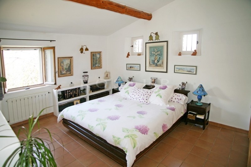 For sale, in a very sought after hamlet near Gordes in Provence, stone-clad house with outbuildings on 5,000 m² of landscaped grounds