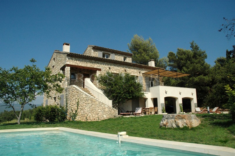 Luberon, for sale, close to the classified village of Roussillon, beautiful stone house, entirely renovated, with large garden and swimming pool