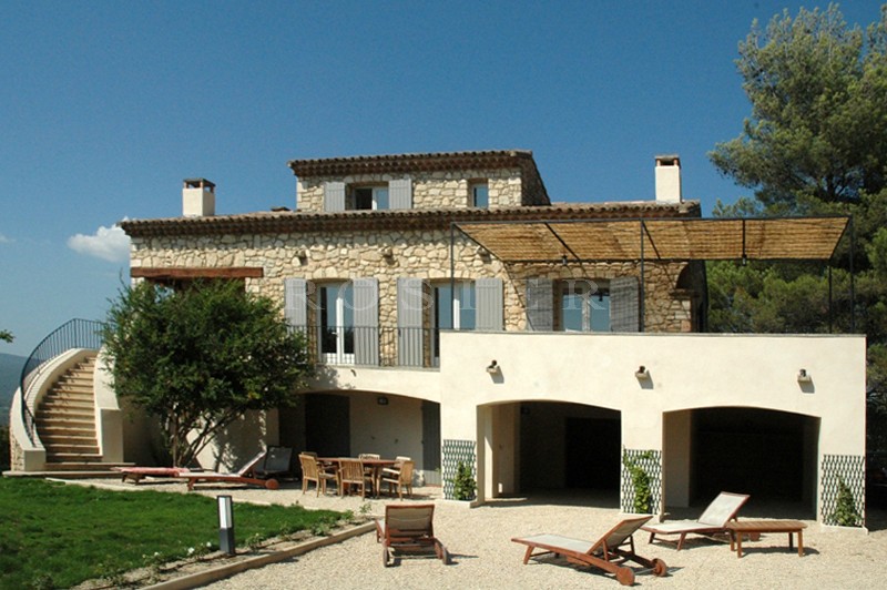 Luberon, for sale, close to the classified village of Roussillon, beautiful stone house, entirely renovated, with large garden and swimming pool
