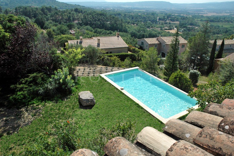 Luberon, for sale, close to the classified village of Roussillon, beautiful stone house, entirely renovated, with large garden and swimming pool