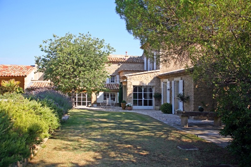 For sale, at the foot of the Luberon mountains, a beautiful renovated farmhouse with swimming pool on 6 000 m² of land