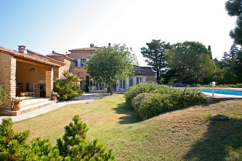 For sale, at the foot of the Luberon mountains, a beautiful renovated farmhouse with swimming pool on 6 000 m² of land