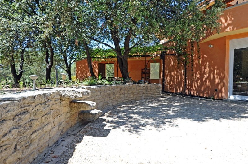 Contemporary house in the heart of the Luberon, near the villages of Roussillon and Gordes