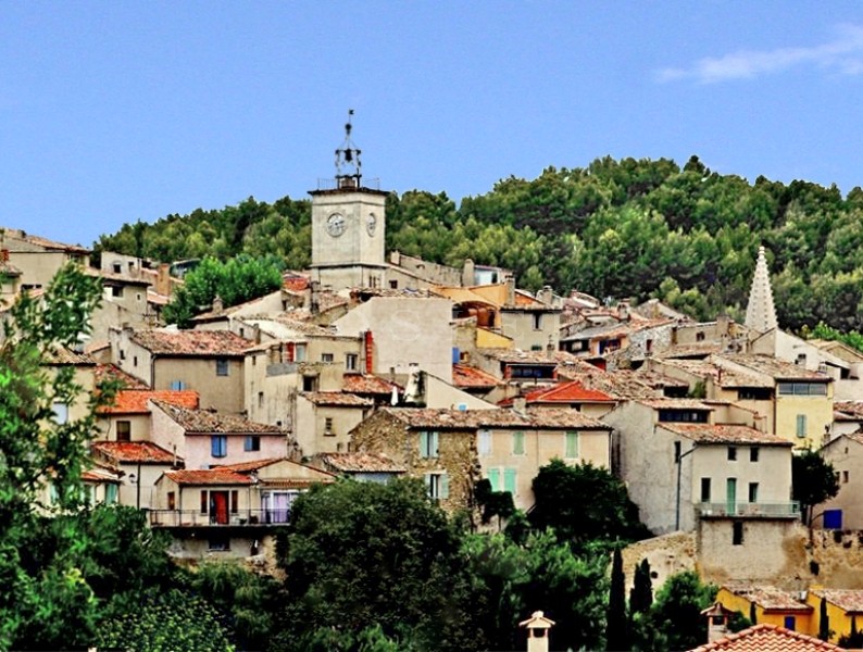 In the heart of a South Luberon village, just a few minutes from Lourmarin, Curcuron and Lauris, a village house with approx. 150 m² of floorspace overlooking two separate streets.