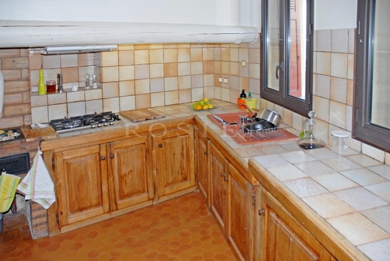 In the heart of a South Luberon village, just a few minutes from Lourmarin, Curcuron and Lauris, a village house with approx. 150 m² of floorspace overlooking two separate streets.