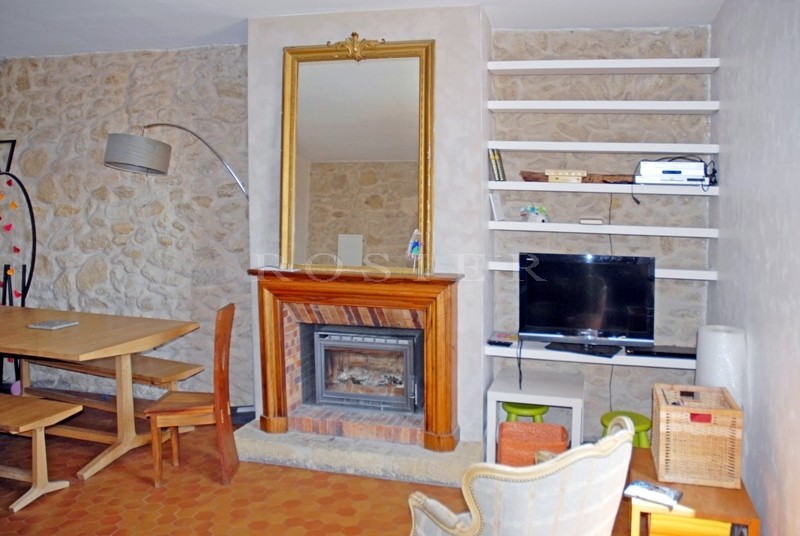 In the heart of a South Luberon village, just a few minutes from Lourmarin, Curcuron and Lauris, a village house with approx. 150 m² of floorspace overlooking two separate streets.