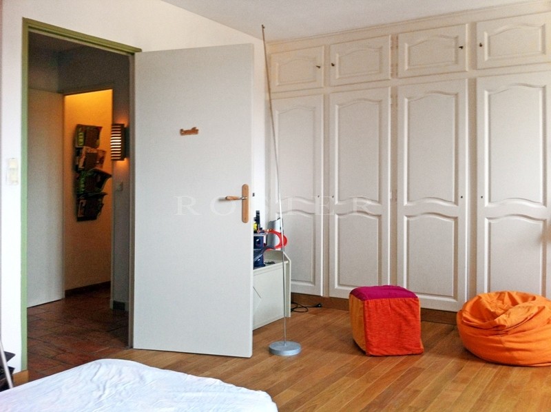 In the heart of a South Luberon village, just a few minutes from Lourmarin, Curcuron and Lauris, a village house with approx. 150 m² of floorspace overlooking two separate streets.