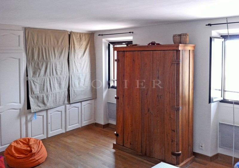 In the heart of a South Luberon village, just a few minutes from Lourmarin, Curcuron and Lauris, a village house with approx. 150 m² of floorspace overlooking two separate streets.