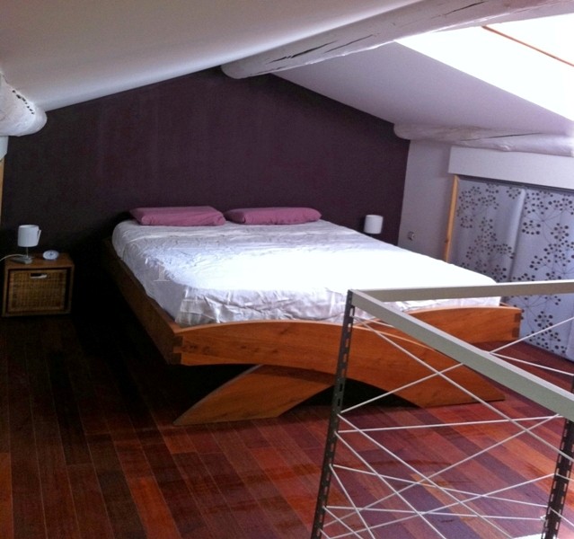 In the heart of a South Luberon village, just a few minutes from Lourmarin, Curcuron and Lauris, a village house with approx. 150 m² of floorspace overlooking two separate streets.