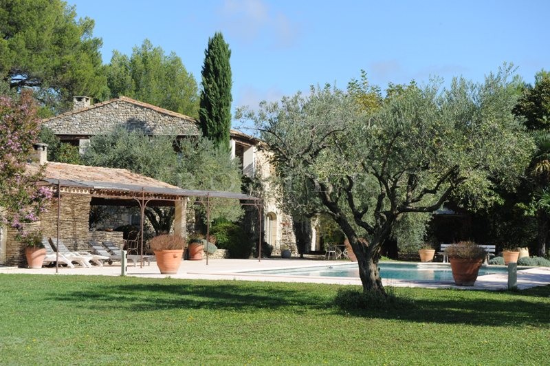 In Provence, for sale, property on a 16 hectares (almost 40 acres)  plot  close to Isle Sur la Sorgue, famous for its antiques markets