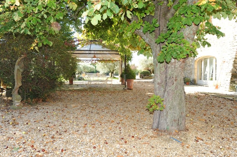 In Provence, for sale, property on a 16 hectares (almost 40 acres)  plot  close to Isle Sur la Sorgue, famous for its antiques markets