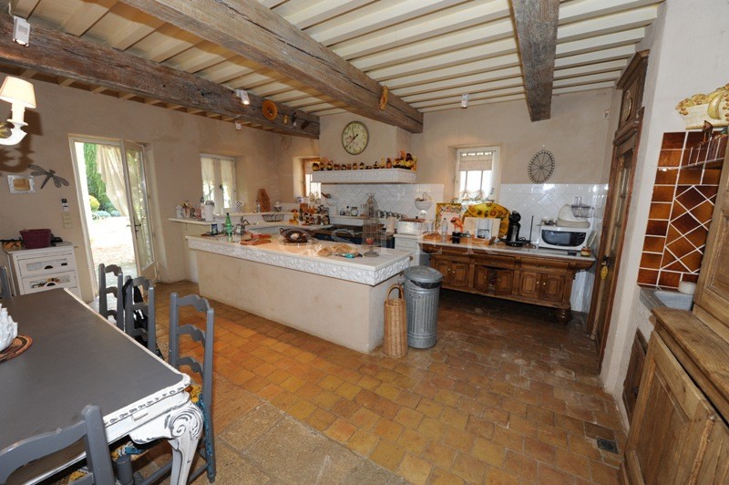In Provence, for sale, property on a 16 hectares (almost 40 acres)  plot  close to Isle Sur la Sorgue, famous for its antiques markets