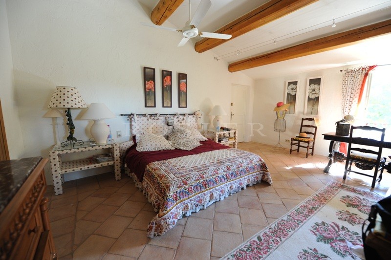 In Provence, for sale, property on a 16 hectares (almost 40 acres)  plot  close to Isle Sur la Sorgue, famous for its antiques markets