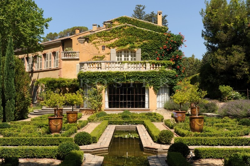 For sale, a sumptuous property of approx. 850 m² living space comprising a beautiful country house and outbuildings on over 9 hectares (22 acres) of land.