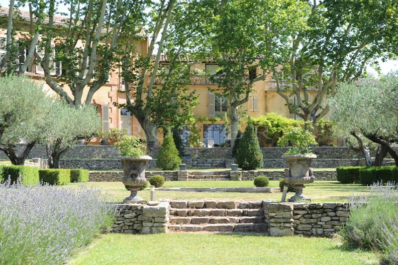 For sale, a sumptuous property of approx. 850 m² living space comprising a beautiful country house and outbuildings on over 9 hectares (22 acres) of land.