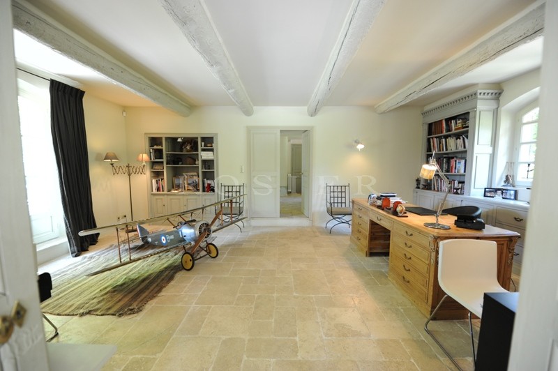 For sale, a sumptuous property of approx. 850 m² living space comprising a beautiful country house and outbuildings on over 9 hectares (22 acres) of land.