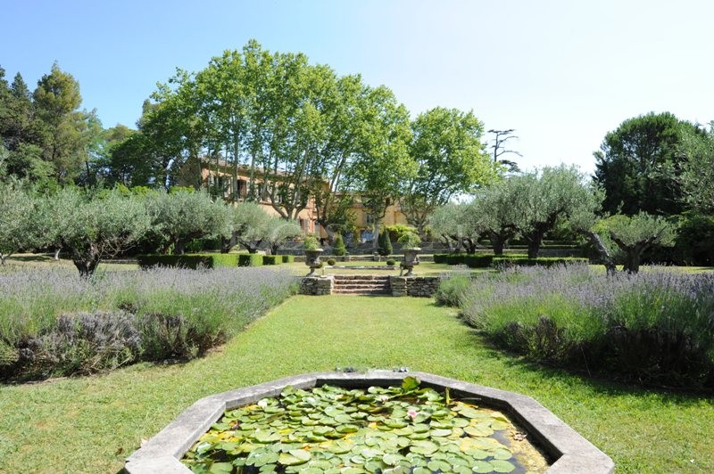 For sale, a sumptuous property of approx. 850 m² living space comprising a beautiful country house and outbuildings on over 9 hectares (22 acres) of land.