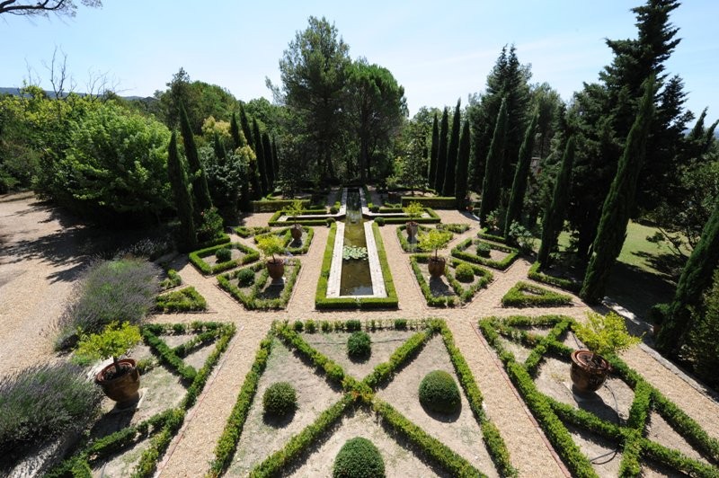 For sale, a sumptuous property of approx. 850 m² living space comprising a beautiful country house and outbuildings on over 9 hectares (22 acres) of land.
