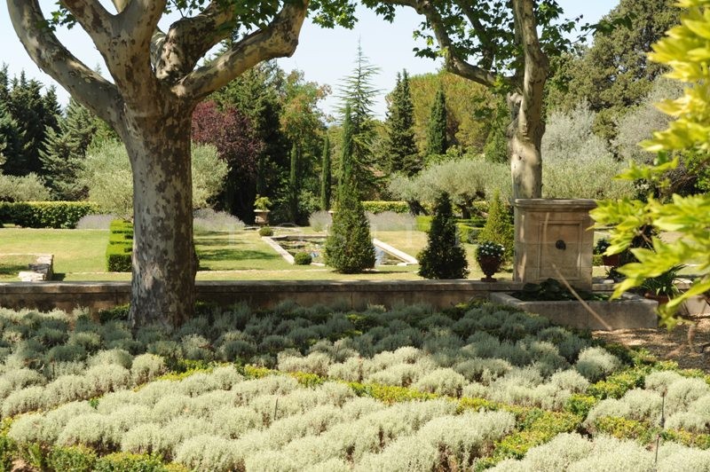 For sale, a sumptuous property of approx. 850 m² living space comprising a beautiful country house and outbuildings on over 9 hectares (22 acres) of land.