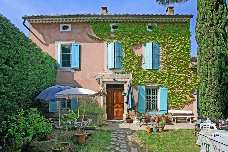 Luberon, for sale, renovated mansion with swimming pool and garden in a village with amenities
