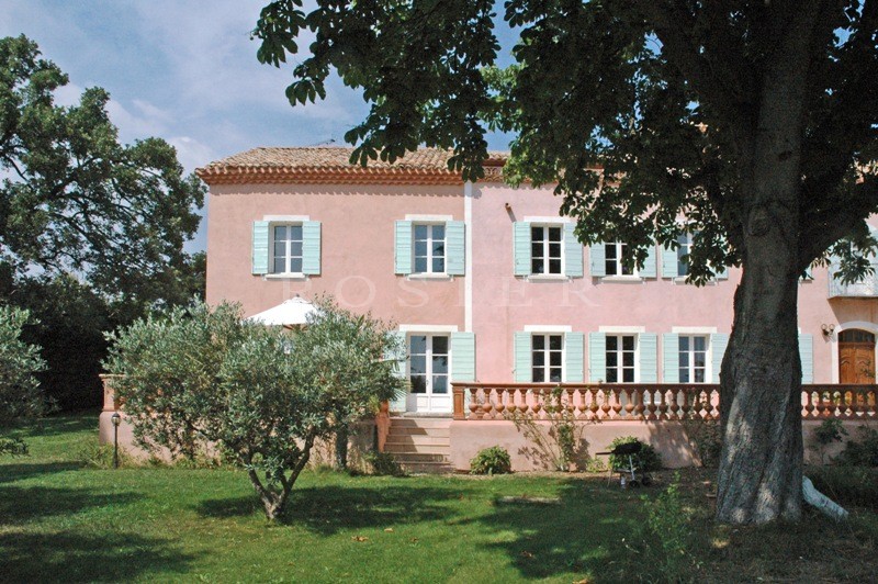 A superb, recently renovated manor house on 14 hectares (34.6 acres) of land with breathtaking views in the heart of the Luberon, Provence