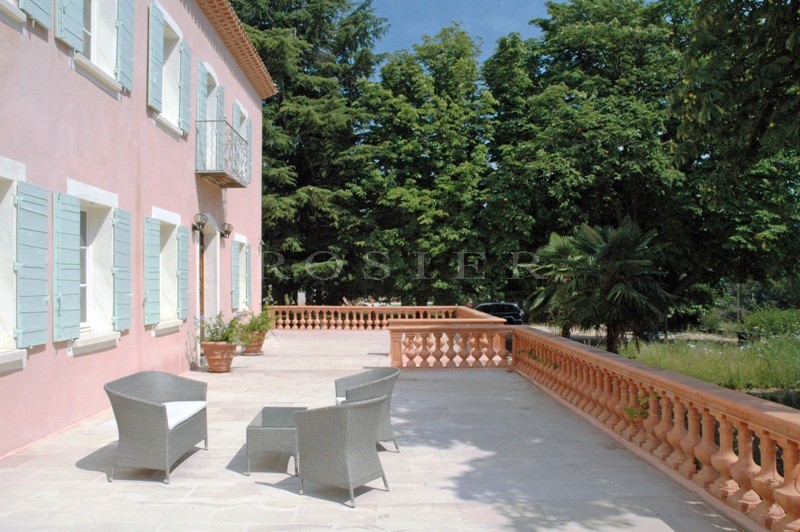 A superb, recently renovated manor house on 14 hectares (34.6 acres) of land with breathtaking views in the heart of the Luberon, Provence