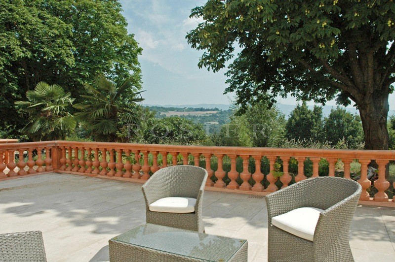 A superb, recently renovated manor house on 14 hectares (34.6 acres) of land with breathtaking views in the heart of the Luberon, Provence
