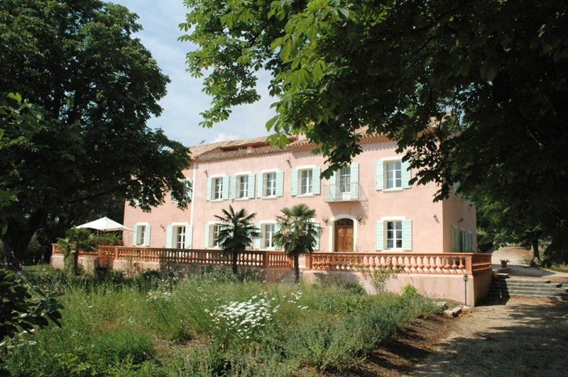 A superb, recently renovated manor house on 14 hectares (34.6 acres) of land with breathtaking views in the heart of the Luberon, Provence