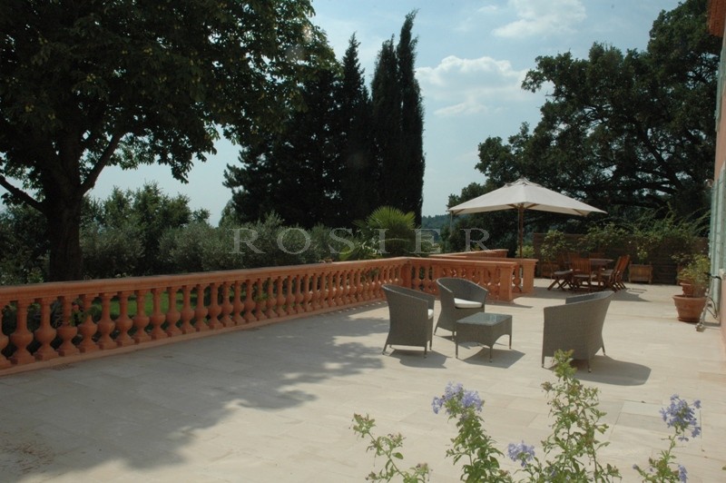 A superb, recently renovated manor house on 14 hectares (34.6 acres) of land with breathtaking views in the heart of the Luberon, Provence