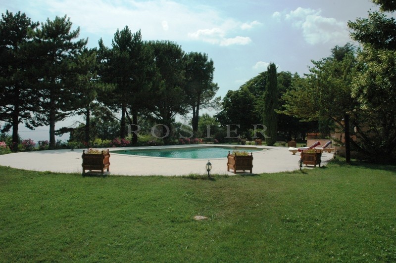 A superb, recently renovated manor house on 14 hectares (34.6 acres) of land with breathtaking views in the heart of the Luberon, Provence