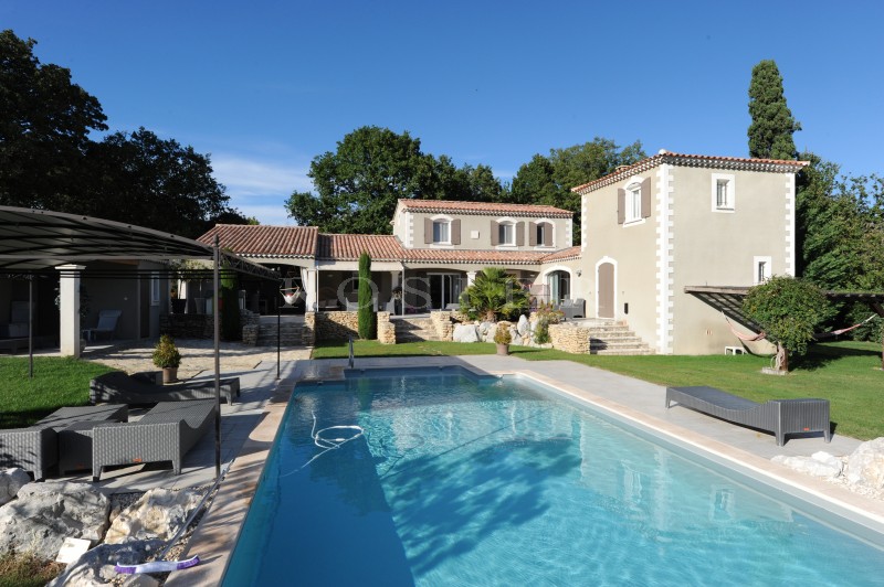 For sale in the Alpilles, exceptional architect house with larges volumes and high quality materials.