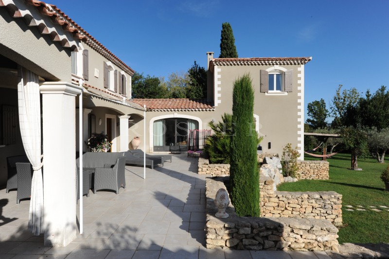 For sale in the Alpilles, exceptional architect house with larges volumes and high quality materials.