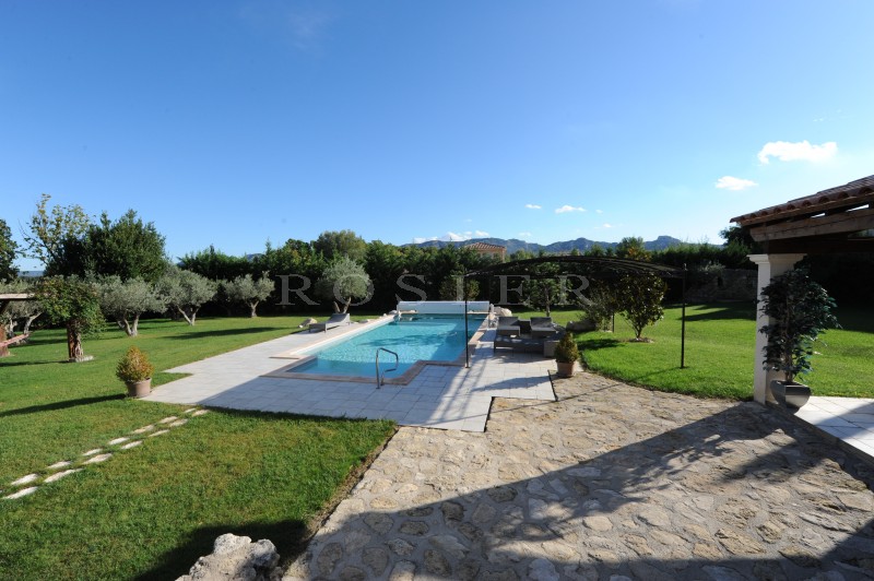 For sale in the Alpilles, exceptional architect house with larges volumes and high quality materials.