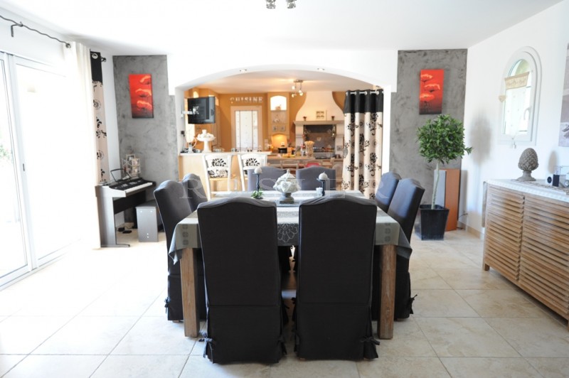 For sale in the Alpilles, exceptional architect house with larges volumes and high quality materials.
