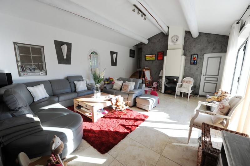 For sale in the Alpilles, exceptional architect house with larges volumes and high quality materials.