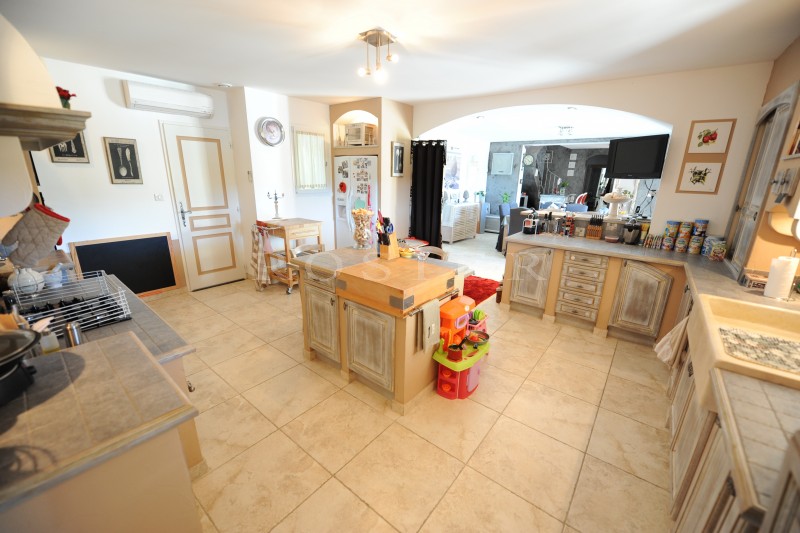For sale in the Alpilles, exceptional architect house with larges volumes and high quality materials.