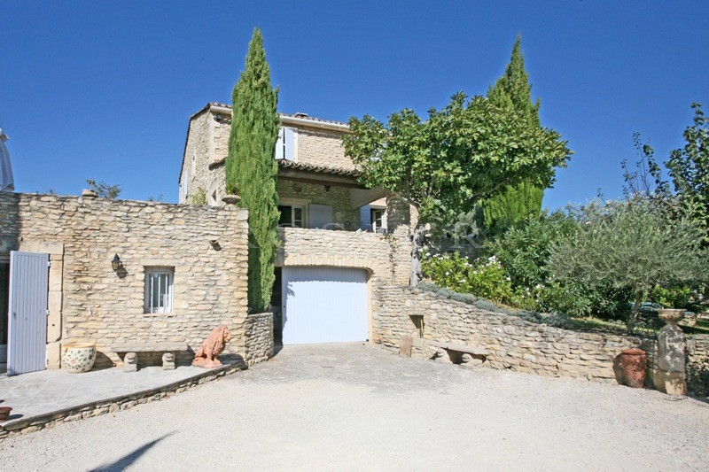 Exclusivity for sale at Agency ROSIER in Gordes, sitting up against the hills of this lovely village in Luberon, this charming stone house offers approximately 200 m² of living space.