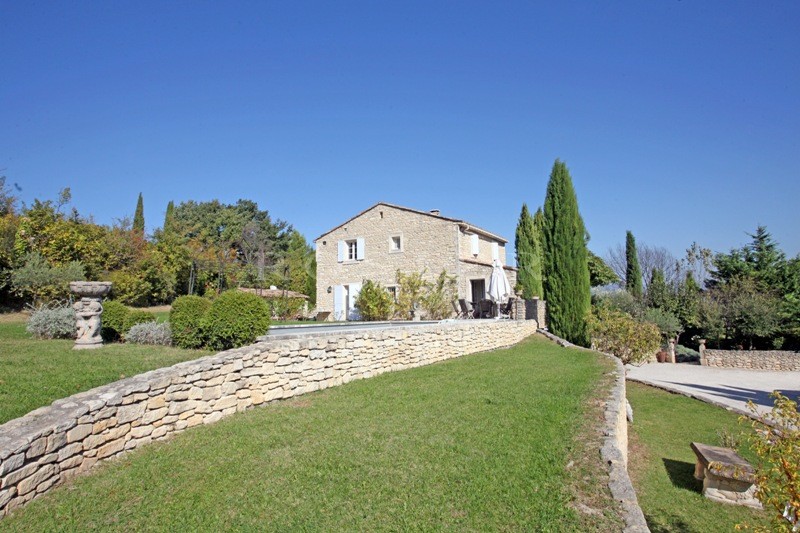 Exclusivity for sale at Agency ROSIER in Gordes, sitting up against the hills of this lovely village in Luberon, this charming stone house offers approximately 200 m² of living space.