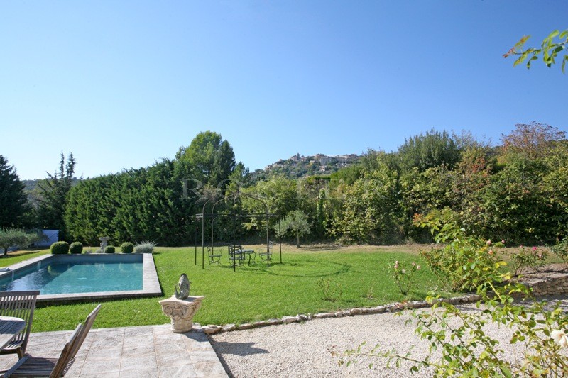 Exclusivity for sale at Agency ROSIER in Gordes, sitting up against the hills of this lovely village in Luberon, this charming stone house offers approximately 200 m² of living space.