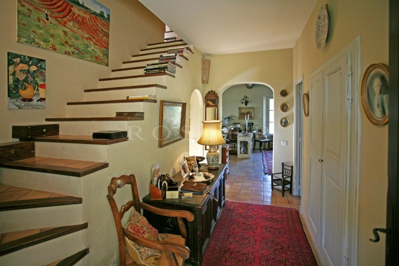 Exclusivity for sale at Agency ROSIER in Gordes, sitting up against the hills of this lovely village in Luberon, this charming stone house offers approximately 200 m² of living space.