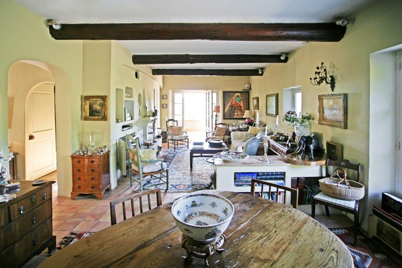 Exclusivity for sale at Agency ROSIER in Gordes, sitting up against the hills of this lovely village in Luberon, this charming stone house offers approximately 200 m² of living space.