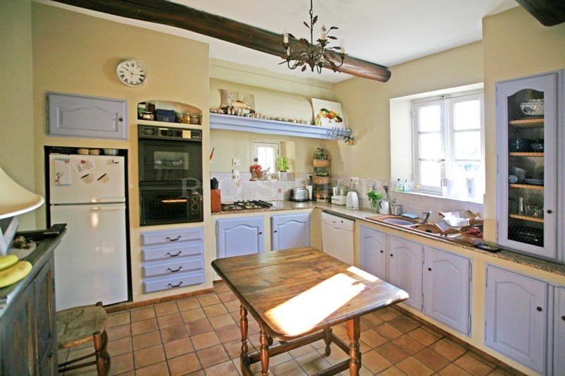 Exclusivity for sale at Agency ROSIER in Gordes, sitting up against the hills of this lovely village in Luberon, this charming stone house offers approximately 200 m² of living space.