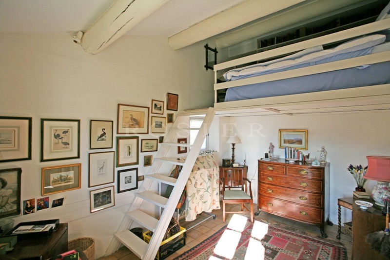 Exclusivity for sale at Agency ROSIER in Gordes, sitting up against the hills of this lovely village in Luberon, this charming stone house offers approximately 200 m² of living space.