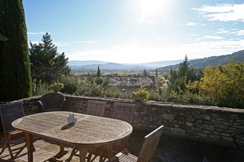 Exclusivity for sale at Agency ROSIER in Gordes, sitting up against the hills of this lovely village in Luberon, this charming stone house offers approximately 200 m² of living space.