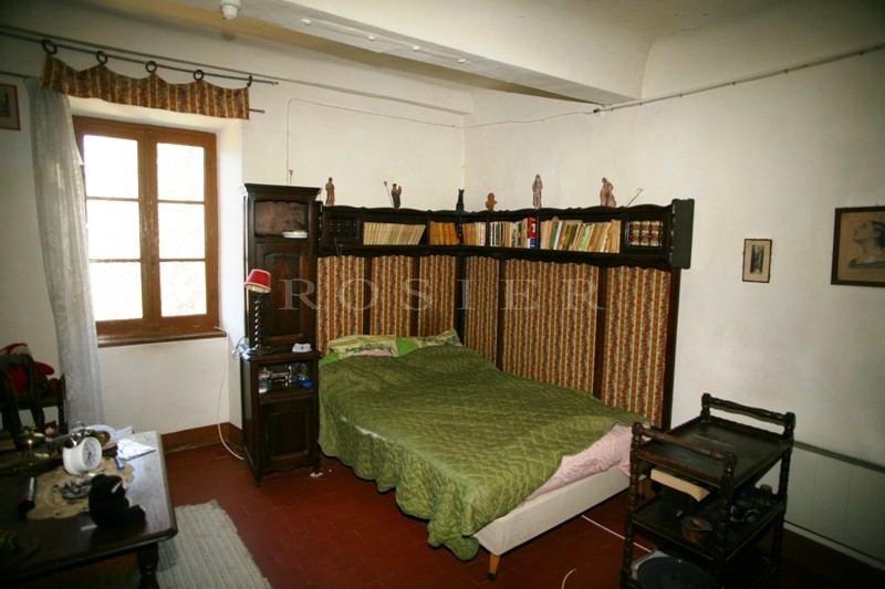 Simiane la Rotonde, for sale, old farmhouse with outbuildings and several hectares of grounds