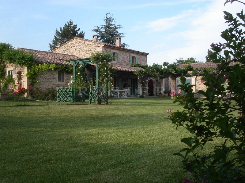 For sale in Luberon, just a few minutes away from the most prestigious hilltop village in Luberon, a stone-clad property comprising two houses with approximately 200 m² of living space. 