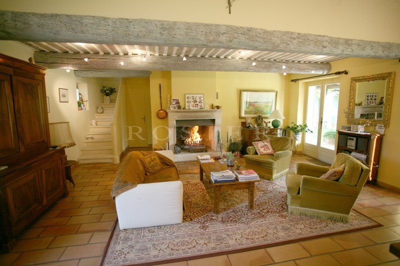 For sale in Luberon, just a few minutes away from the most prestigious hilltop village in Luberon, a stone-clad property comprising two houses with approximately 200 m² of living space. 
