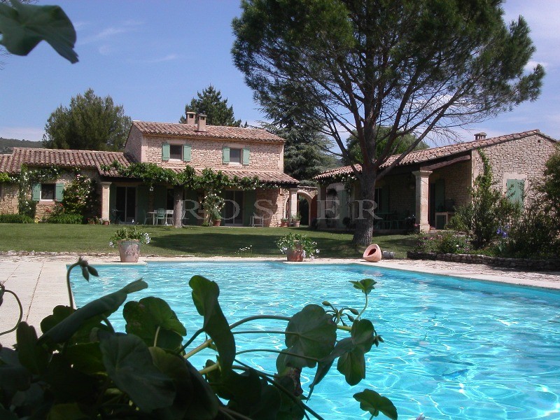For sale in Luberon, just a few minutes away from the most prestigious hilltop village in Luberon, a stone-clad property comprising two houses with approximately 200 m² of living space. 