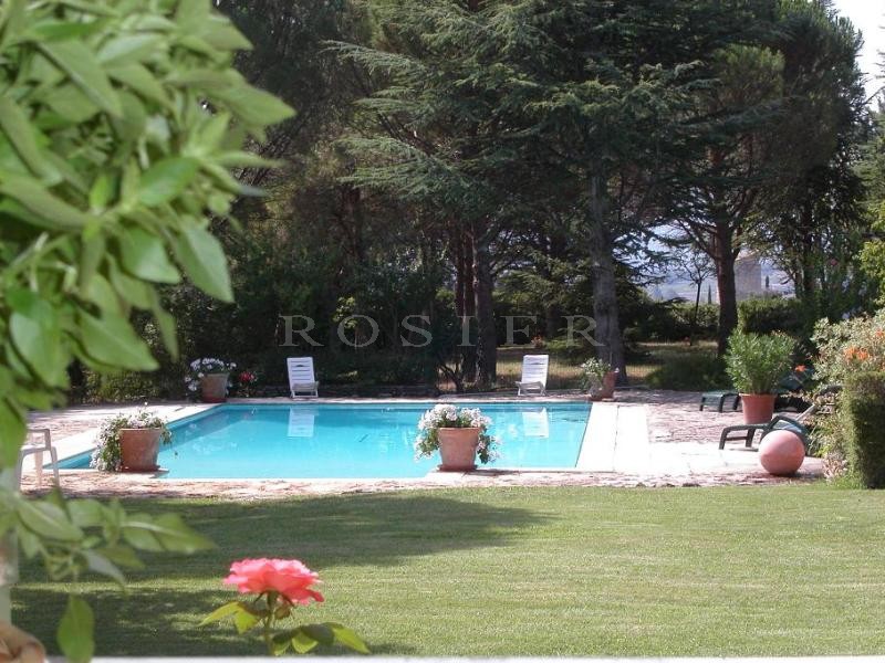 For sale in Luberon, just a few minutes away from the most prestigious hilltop village in Luberon, a stone-clad property comprising two houses with approximately 200 m² of living space. 