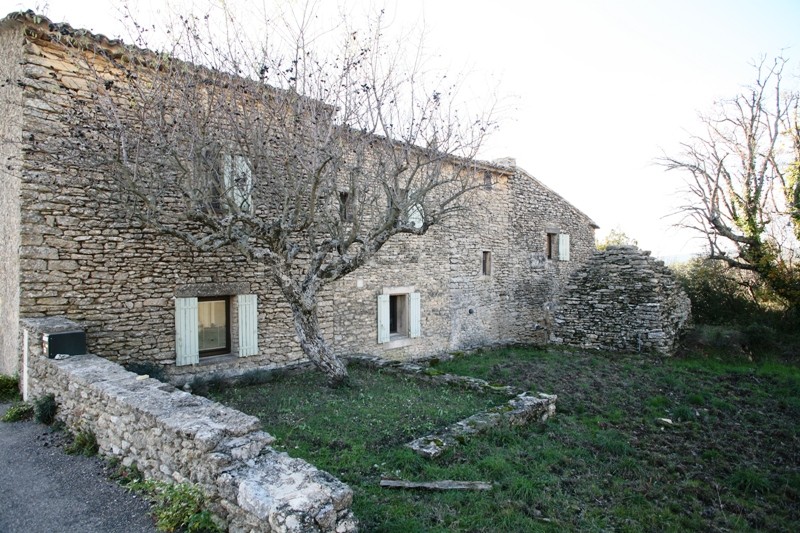 For sale, in Gordes in Luberon, authentic provençal stone built farmhouse with almost 4000 m² garden in a quiet area 